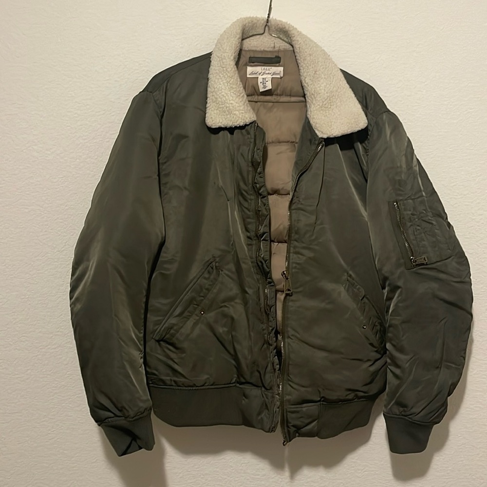 LABEL OF GRADED GOODS (L.O.G.G) SHERPA COLLARD BOMBER JACKET in OLIVE GREEN
